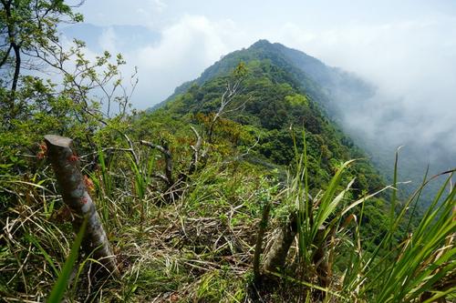 云层和文文很远，道路在山区。