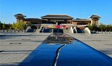 岸雨过城头，黄鹂上戍楼。