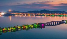 还似旧时游上苑，车如流水马如龙