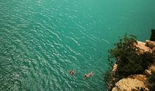 雁行缘石径，鱼贯度飞梁。