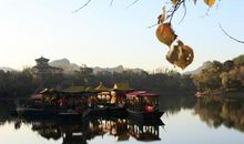 谷鸟吟晴日，江猿啸晚风。