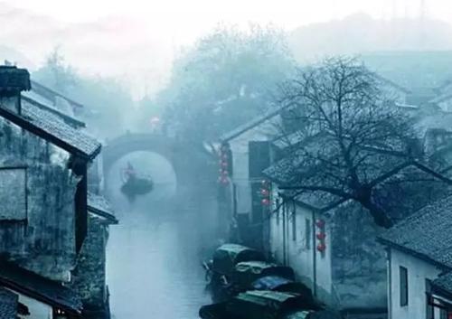 它可以在春天关闭，杜鹃花是倾斜的。