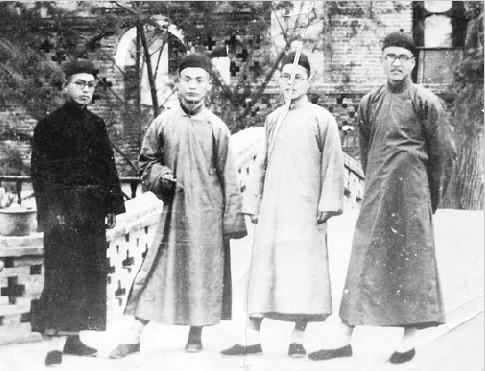 图中的组成：旧照片_500字