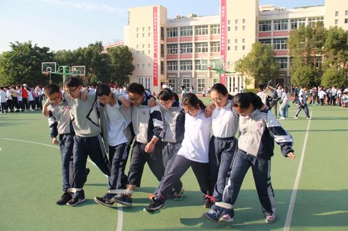 游戏上的组成：热闹的快乐和喜悦，贸易学生。_1500字