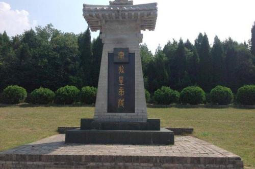 秦诗墓前沉思... _800字