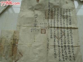 日本侵略者的飞机仍然扔炸弹，小男孩随时都有生活危险。这个小男孩正在寻找，终于在毁灭下找到了父母。他的父母被炸，血肉和血液模糊。让我们打电话，他的父母不知道，也许这个小男孩不知道。他的父母被杀了。