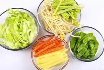 清明吃了一点，让蔬菜_700字