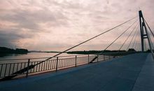 我们在桥中走过_800字