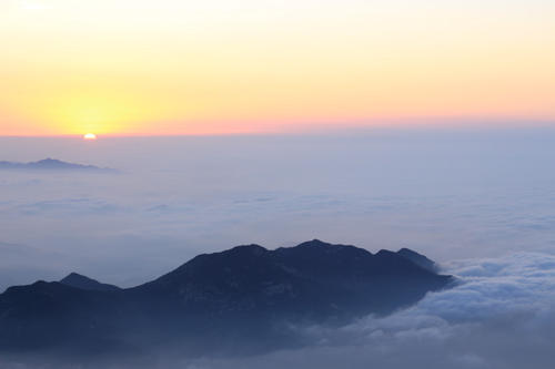 邓泰山，看太阳_800字