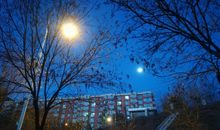 路灯与月亮_1000字