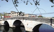 一桥隔了两念湖_600字