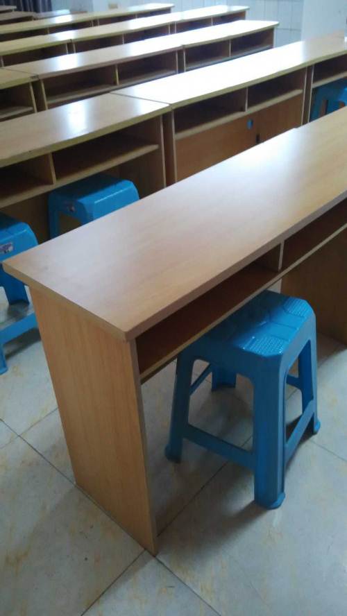 在未来，桌子也可以解决衣服的麻烦。在冬天，学生们穿着厚厚的棉花。在教室里很热，起飞。在未来，班级可以缩小棉质外套，把它放在格子里。如果你想穿，只是拿棉衣，它会恢复原来的。