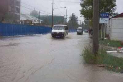 人们走在雨中_300字
