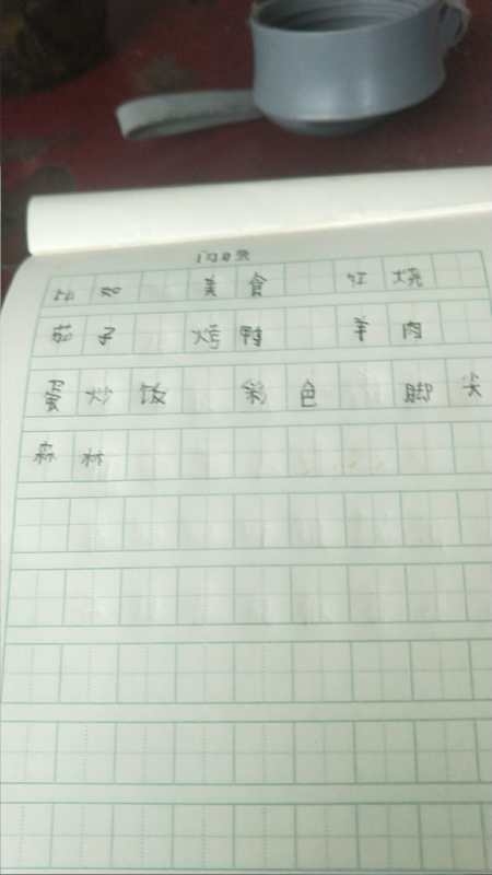 看着这个漫画，绘画的场景似乎已经满足了。是的，这是学生的描绘吗？你在课堂前，父母的汽车阻止了这条路，一个孩子在父母的领导中摔跤。突然间，在兴趣课上有一个平稳的阅读语音;有些人戴钢琴的声音;有些人通过了教师的讲座。看看辅导出课堂，林下在课程中匆匆，学生们会赶出去，他手里仍然有一堆试卷，这是为了带回家。并且不必生活在课堂和教程课程中，我不必在家里回家。你说，一名学生完成了作业，正准备打开电视，但他被妈妈拉着爸爸做了现成的练习。周末应该是我们的时间休息，父母是如何安排这个审美时间喜欢上学的？