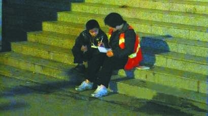 父亲在路灯下