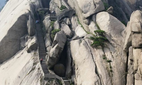 这是一个尝试爬上黄山_600字