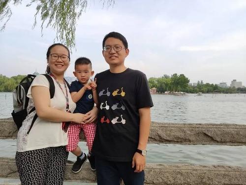 [幸福不远]她还在_800字