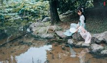 风含翠篠娟娟净，雨裛红蕖冉冉香