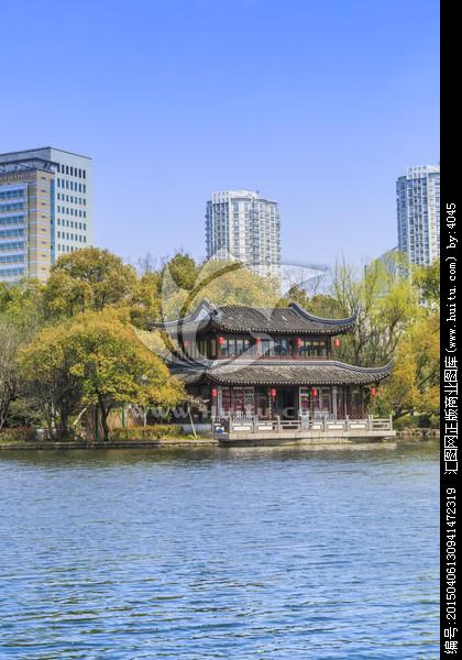 月亮湖公园在夏季之夜_600字