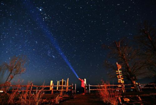 天空中的星星就像一个小鳞状。我不知道哪个仙女在巨大的填充中传播了一个童话豆。他们仍然是仙女，也撒上豆子进入各种不同的形状 - “北极熊”，“天鹅”，“天寅”，“天琴”。哦，对，民间传奇的owherma和韦弗女孩是在“天英”和“天琴”。