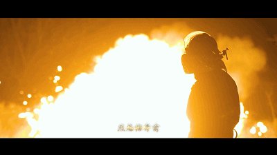 她看不到任何东西，充满黑暗的橙色充满了恐怖。这种黑暗的橙色在一点点传播，直到她围着她的群体......