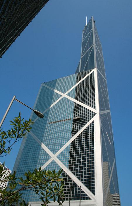 第二天早上早上，我们去了香港，“购买”从Saukwan码头。香港是非常繁荣的，这是一个“夜晚的城市”。晚上，我去了里米尼轮子。摩天轮的乘坐时间为15至20分钟，速度将根据乘客量调整约2至4个圆圈。有42辆汽车，每辆车都可以运送8人。很高兴坐在夜晚！俯视摩天轮，隔壁山区熙熙攘攘，这不是活泼的！而维多利亚港更为美丽，更繁荣，就像地球的母亲给维多利亚港是一个黑色，薄纱......时间，20分钟通行证，我们不情愿地走了下来。