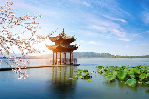 这是西湖，看到我们祖国，真正的山美，美丽，人们更美丽。