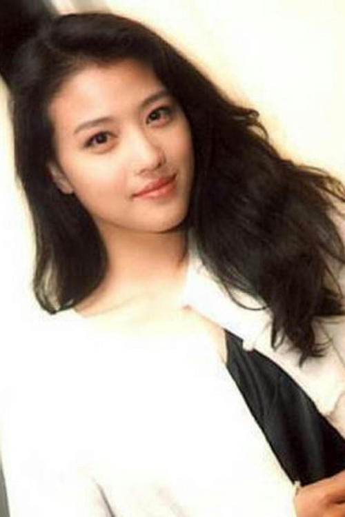 这时，坐在车里的老太太突然起身，手仍然是一盘，在盘子里放了很多杯子，慢慢来到我们身边。啊，那个老女人是什么？她把水递给了她一排排队的人，包括我。她的腿似乎没有很方便，长队，让她成为一个老人有很多人，他们已经被击中了几次。最后，水被送给我，我的妻子接近过去，她和早上，非常糟糕，因为她的外表是丑陋的，而且厚厚的嘴唇已经打包了两种淹没了。大肉汤，粗糙的手是恶心，稀有白发也很麻木，而且她似乎没有面部刷牙并在几天内洗澡，眼睑有一个眼睛，我可以我脸上的脸。眼睑也有一层皱纹.....尽管如此，她的手在手中很热，她匆匆笑着我真诚的微笑也很开心，这种寒冷的天气仍然是一个温度。