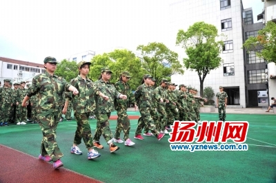 严格的军事训练四天，更好地阅读10,000卷_1500字
