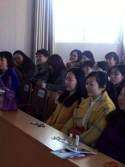 我从未见过这位老师这样的老师。这是自第一年级以来最生动的，最有趣的课程。我没有想过这堂课有太多的东西，比如：我没想到老师对我们做行动。会让我们说口语论文等。这一系列的事情发生在课堂上太惊讶了，这真的是“永远的”，我有最不开放的课程！
