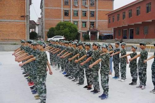 军事训练是繁忙的学习生活的起点_1200字