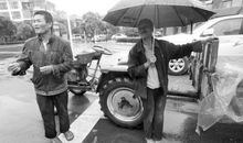 站在这样的风雨中有了多少年