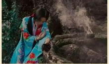 最是繁丝摇落后，转教人忆春山。