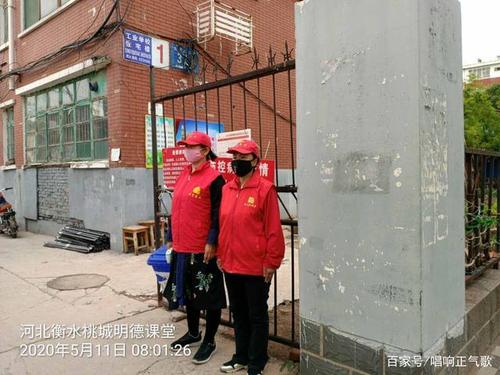 但东方，老人正在前往。