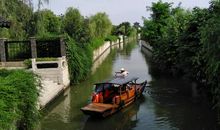 还作江南会，翻疑梦里逢。