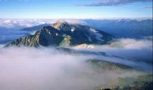 只在此山中，云深不知处。