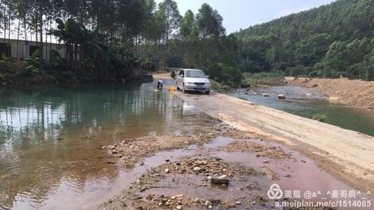 现在我正在等待一个安静的十地楼教室，它很安静，而不是因为学生们努力工作，但只有我独自在教室里。让我的专业书在电脑旁边，我不知道你在哪里看看它，所以写自己的文章！