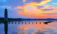 洞庭有归客，潇湘逢故人。