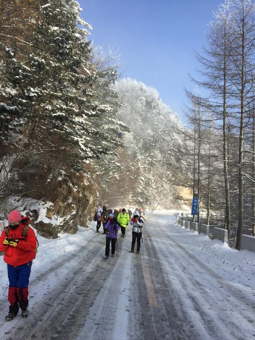 不辞山路远，踏雪也相过。