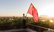 庆祝建国60周年演讲稿：五星红旗永远飘扬_1200字