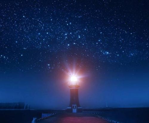 在黑暗中寻找明亮的_900字