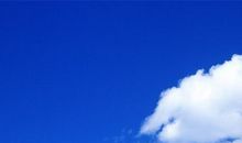 抬头看蓝天白云