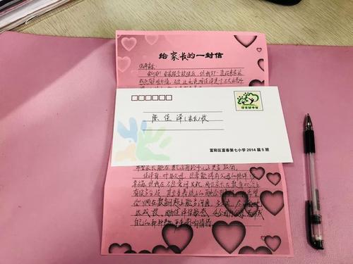 “我们的小溪，清澈的底部，河流，非常漂亮，必须打捞鱼，去游泳，然后去玩。我一直很开心。我很开心。我和爸爸一起去河边。跳舞在它旁边，听听音乐，吃东西，唱歌，我们过多快乐！