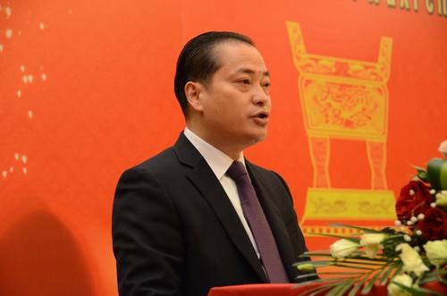 助理和服务总监唐晓平的赢得感情