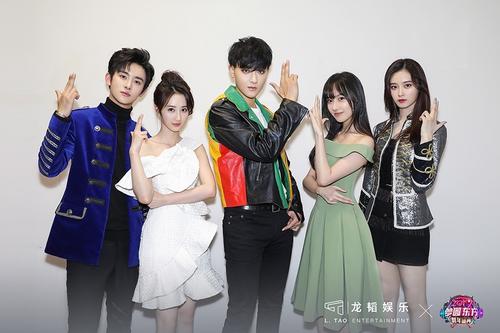 明星聚集在一起灿烂_1500字