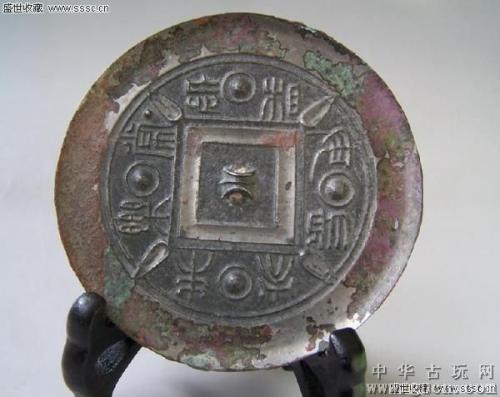 而且小小的她只能穿上面具，带来微笑和勇敢，并迎接自己，面对这一冰冷的世界。