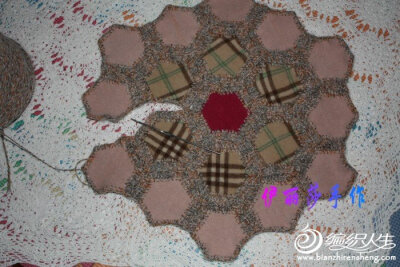 “不，我希望她拥有她......”小男孩用她顽固和刺痛的语气宠坏了。