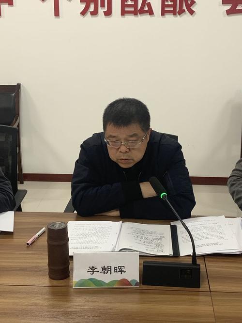 最后，他的笑声打破了安静。他抬起头，黑褐色的蝎子直接看着我。 “哦，不是要去江西吗？滚动！不要回来。”他就是这样，也许我的话语激怒了他，他只是说几句话，转身离开。