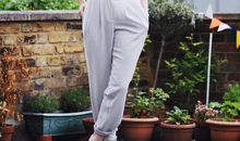 真的很累、但笑起来，依然很美（人物简介）_1200字