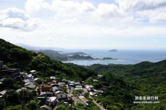 
大海老唱歌它的歌曲，跳上它。山上躺在大海的怀抱中舒适，波浪轻轻地摇动，山脉陶醉于奇异的歌唱。嘿！我很好！